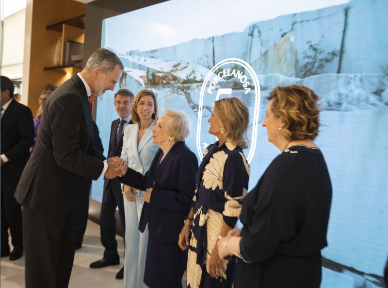 El rey Felipe visita las instalaciones de Porcelanosa