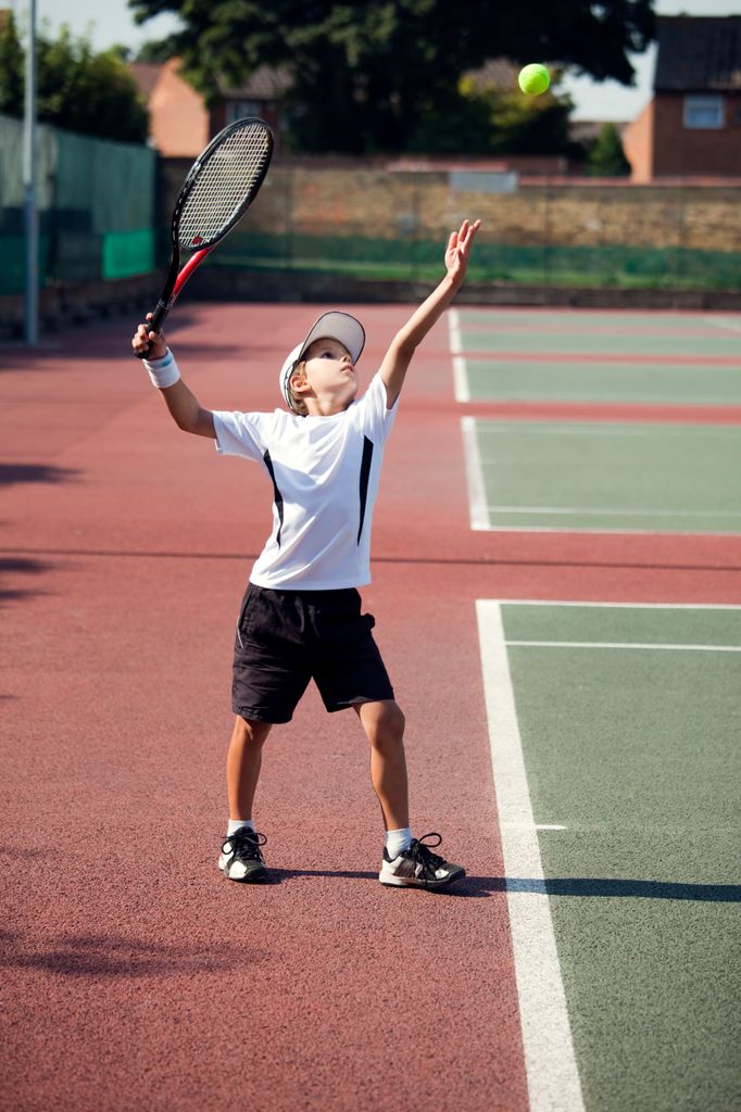 Jugar tenis tiene grandes beneficios para chicos y grandes.