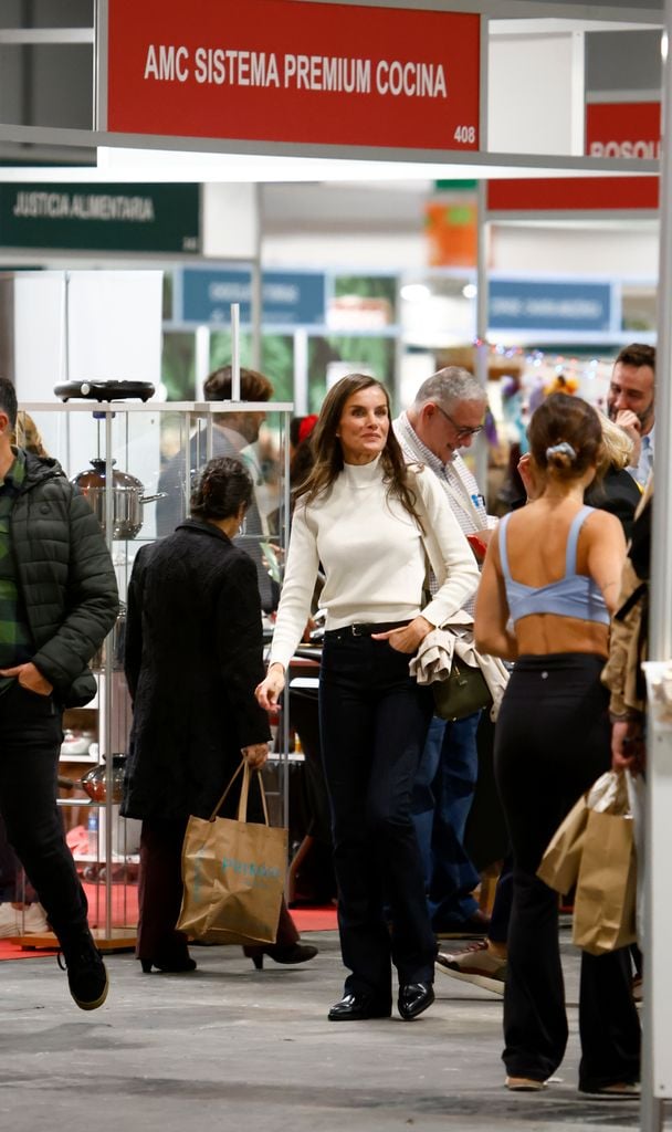 La Reina ha acudido con un pantalón negro y un jersey en blanco