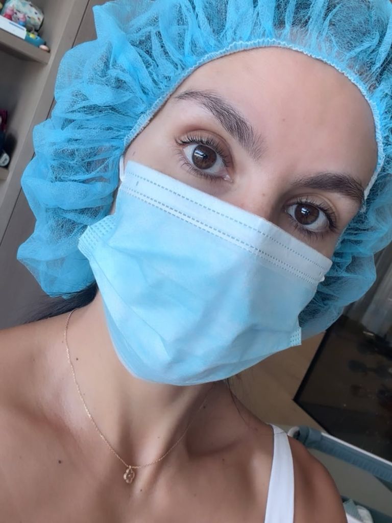 Cristina Pedroche, con mascarilla y gorro, durante el proceso de donación de leche materna