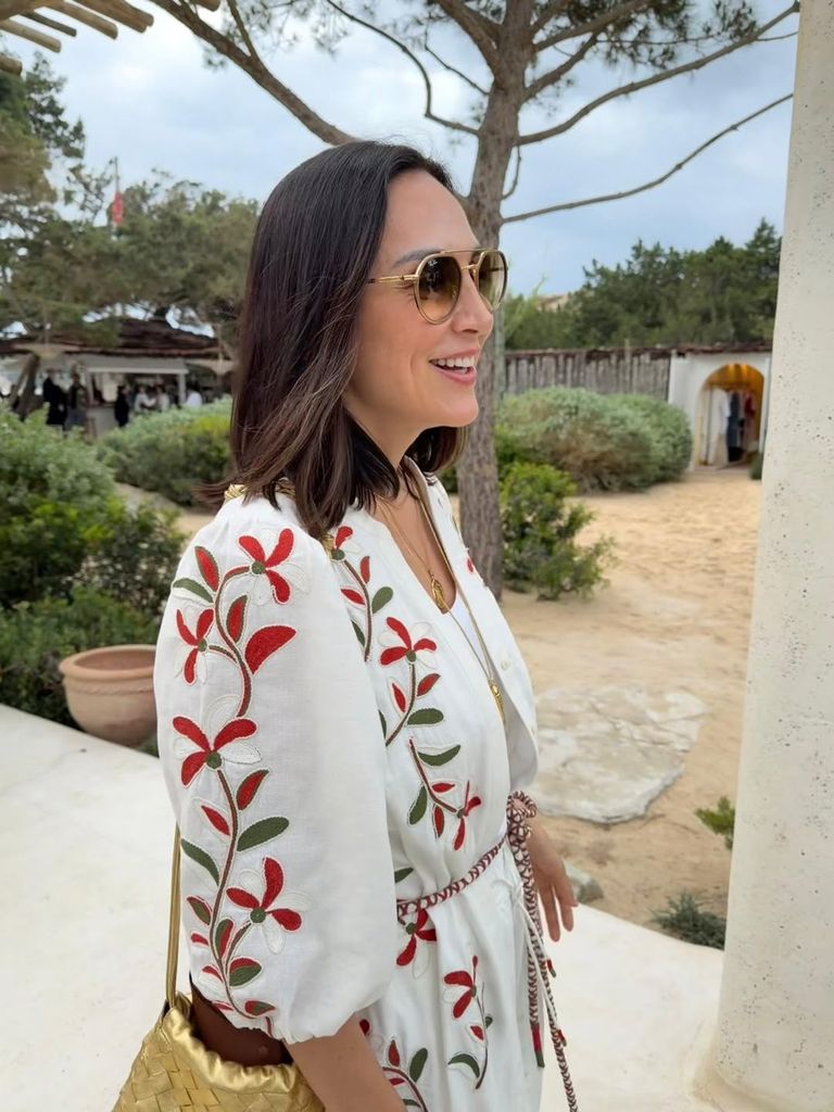 Tamara Falcó en Ibiza con un look blanco bohemio junto a Íñigo Onieva y su madre.