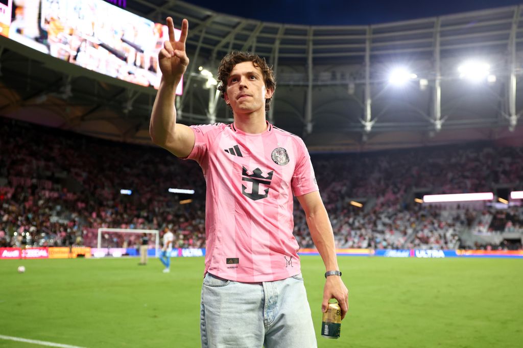 Tom Holland lució un jersey rosa en el juego del Inter Miami.