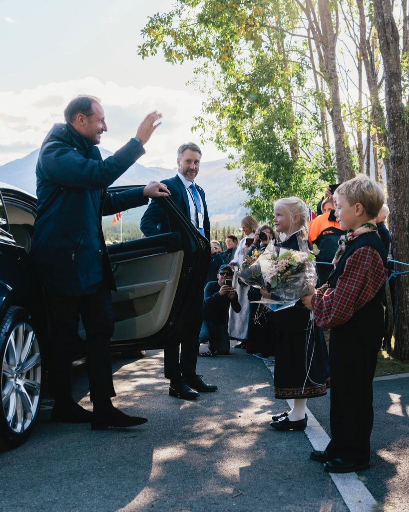 Los príncipes Haakon y Mette-Marit durante su viaje oficial de tres días por el valle de Hallingdal, septiembre de 2025