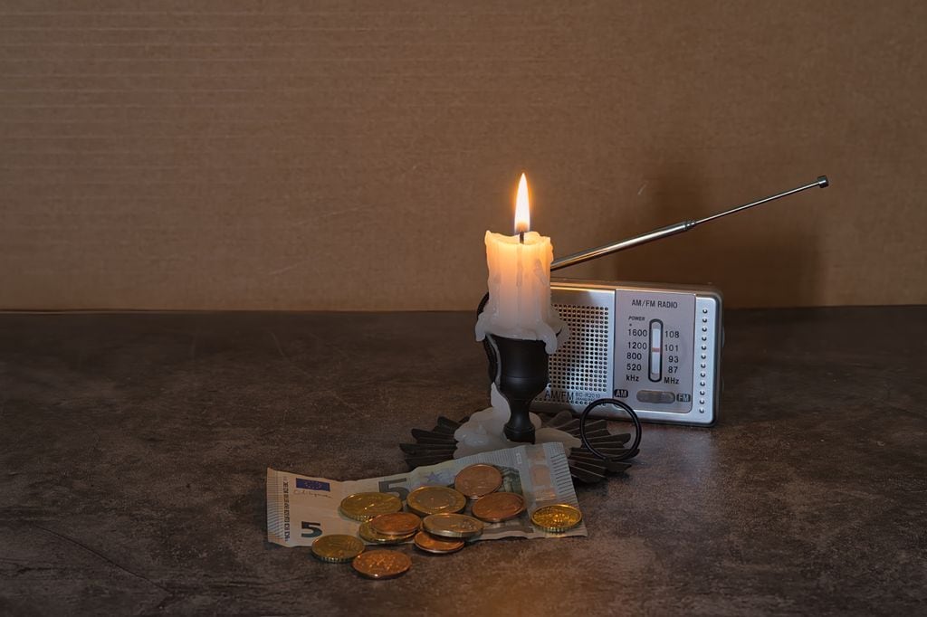 Kit básico de emergencia con radio, velas y dinero en efectivo, elementos recomendados por la Comisión Europea y el BCE para afrontar un apagón o crisis inesperada