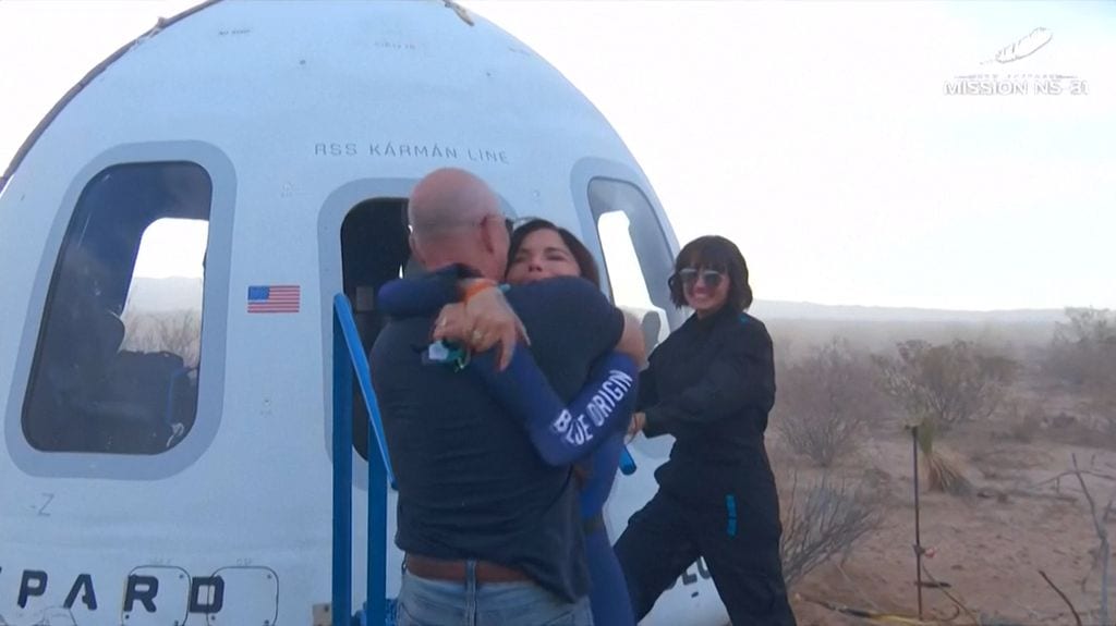 Así fue el reencuentro entre Lauren Sanchez y Jeff Bezos, tras el vuelo espacial.