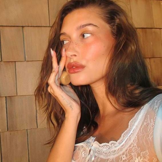 Hailey Bieber: la reina del bronceado