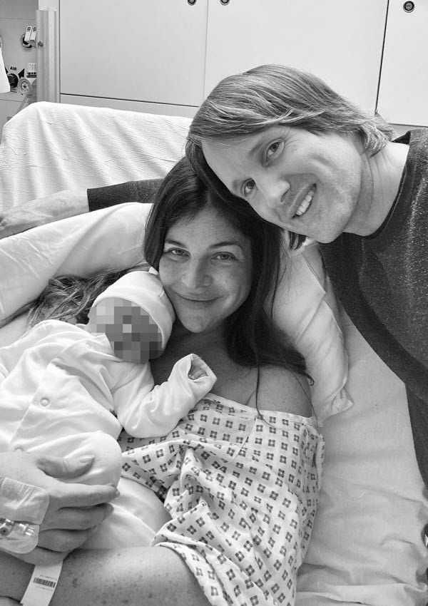 Julia Restoin Roitfeld y Tim Wheeler con su bebé recién nacido