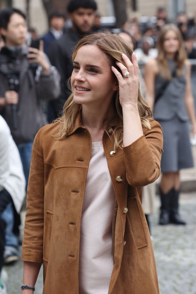  Emma Watson lució un misterioso anillo que levantó sospechas de compromiso.