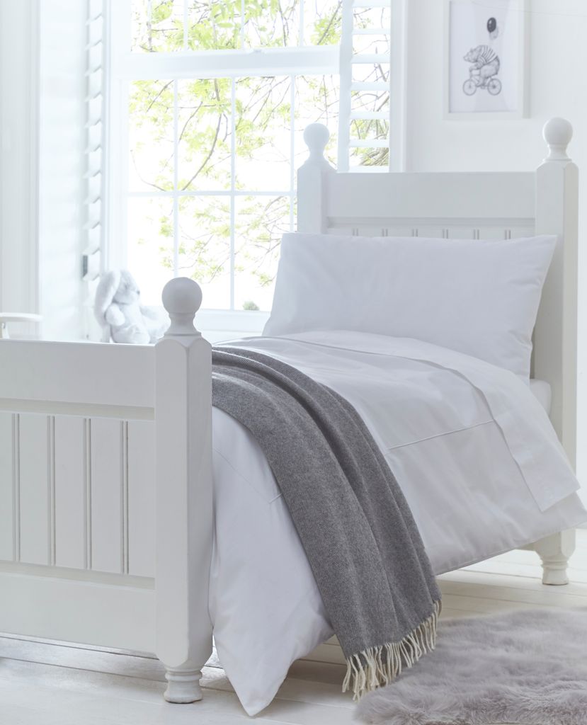Cama con sábanas