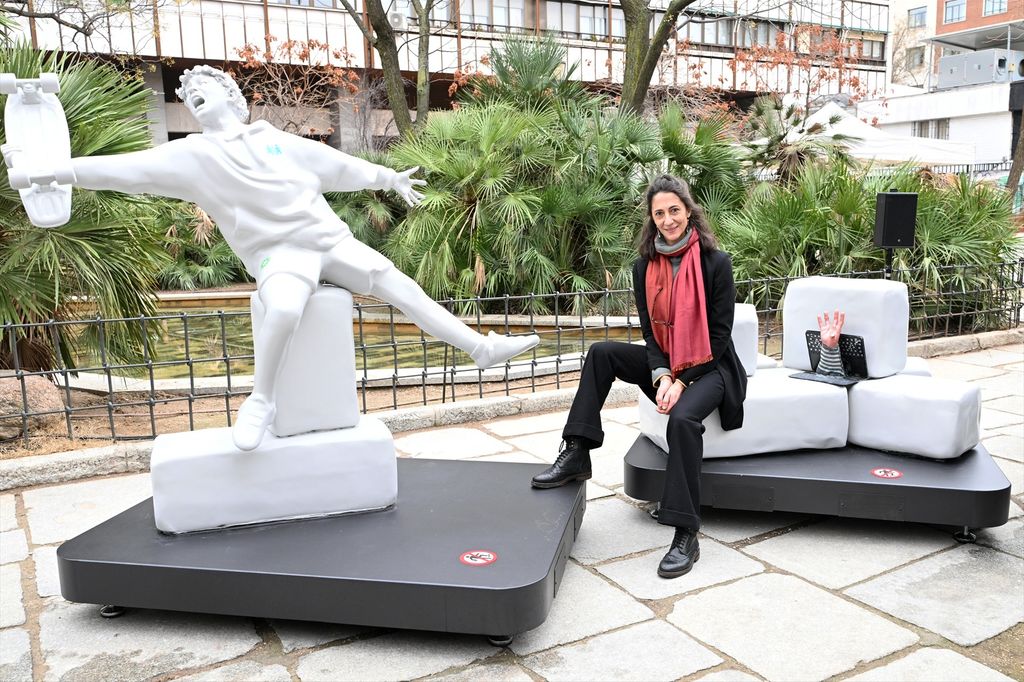 Claudia Stilianopoulos posando con su obra 