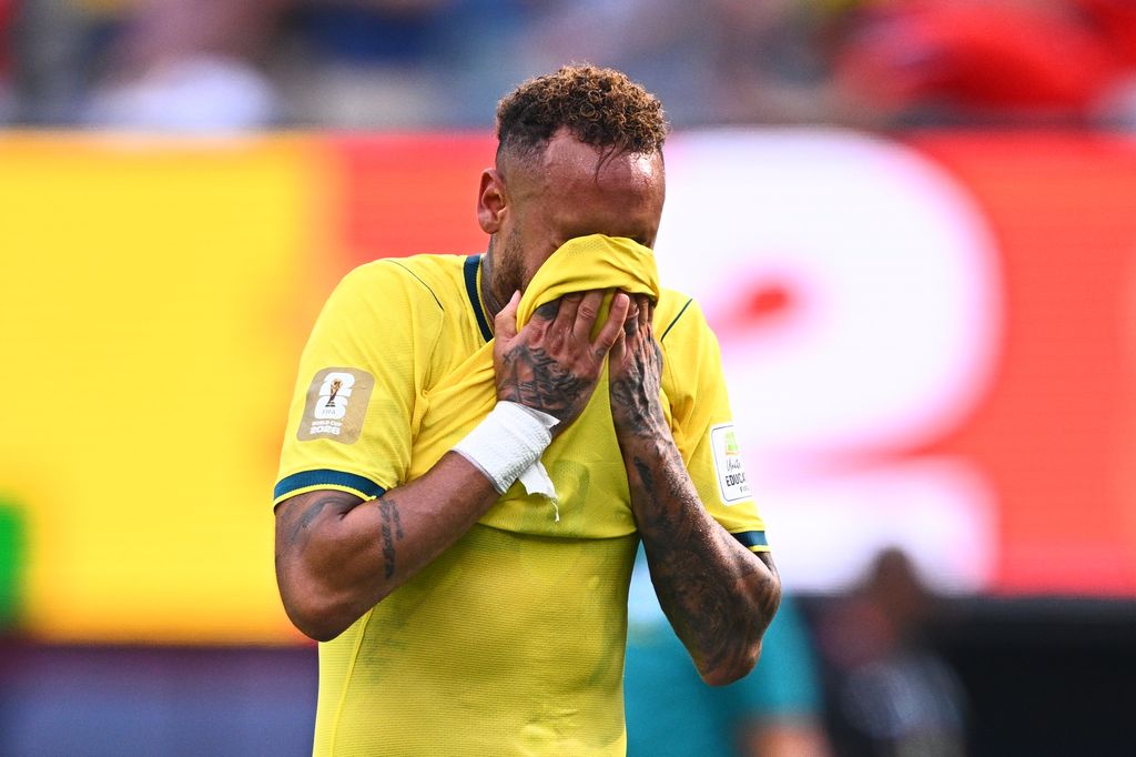 Neymar llora desconsolado tras decir adiós al Mundial con Brasil