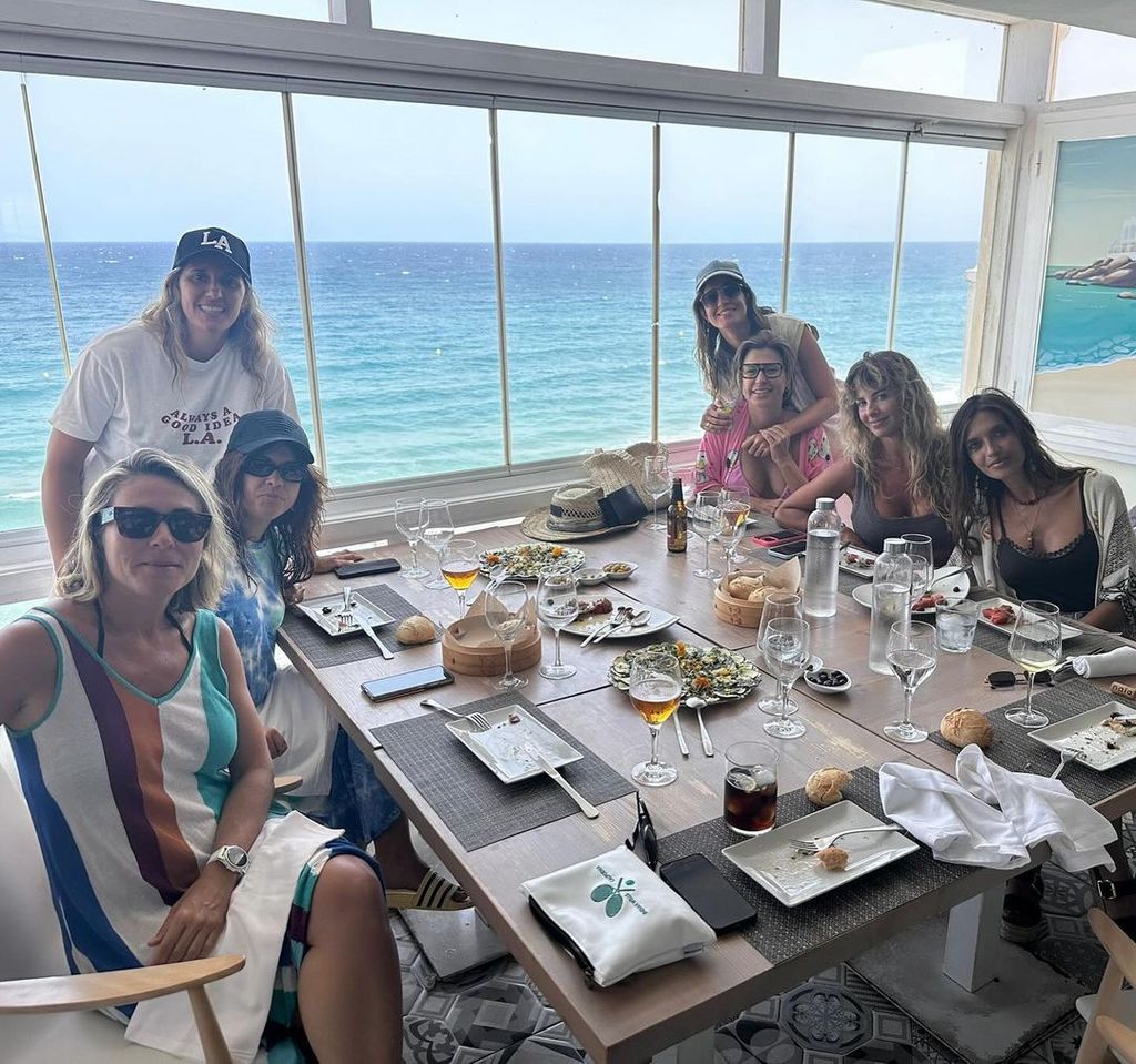 Sara Carbonero de vacaciones con amigas Vanesa Martín, Isabel Jimenez Van Martinez