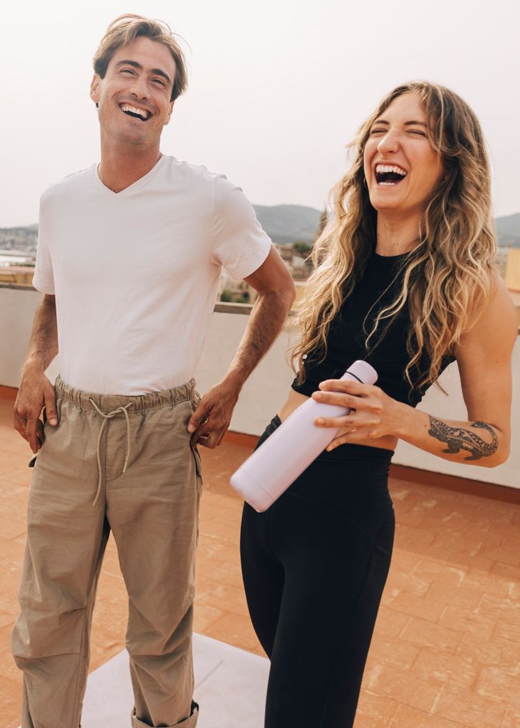 pareja riendo