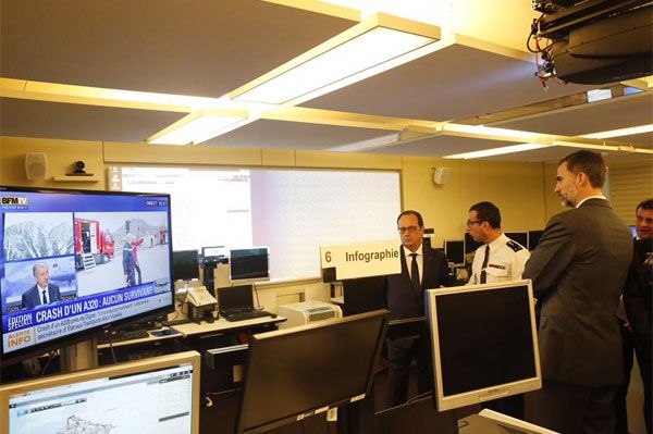 En el Centro de Crisis los Reyes de España han podido ver imágenes en directo así como recibir información recibir información de última hora desde el lugar del accidente aéreo © Casa de S.M. el Rey
