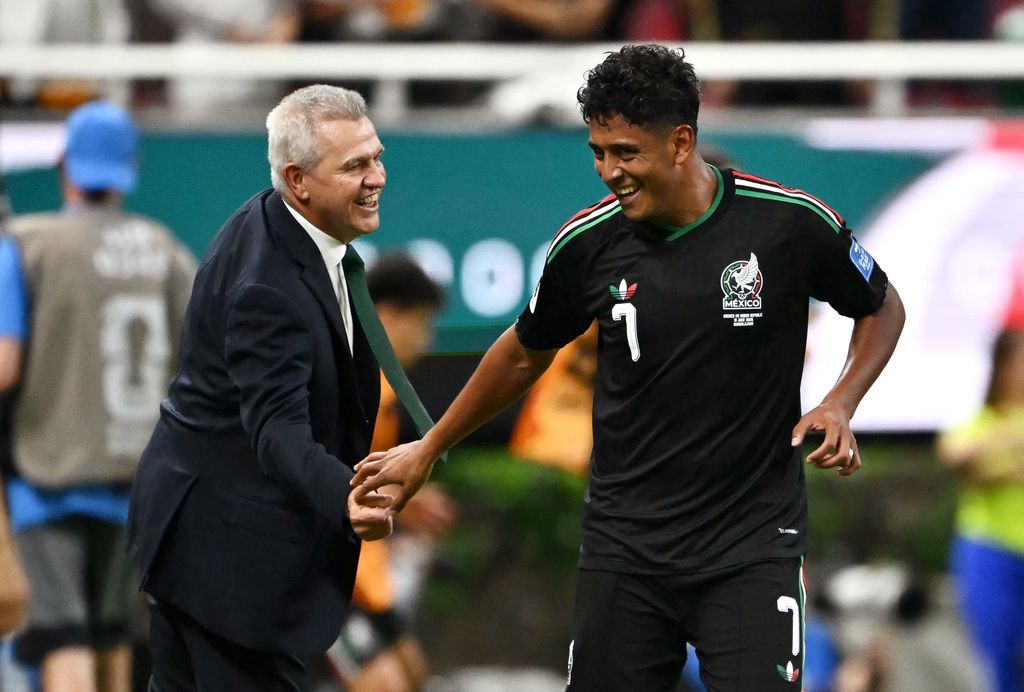Javier Aguirre con el jugador Luis Romo, luego que anotara el gol contra Corea del Sur al 50' en el Estadio Guadalajara, el pasado 18 de junio de 2026.