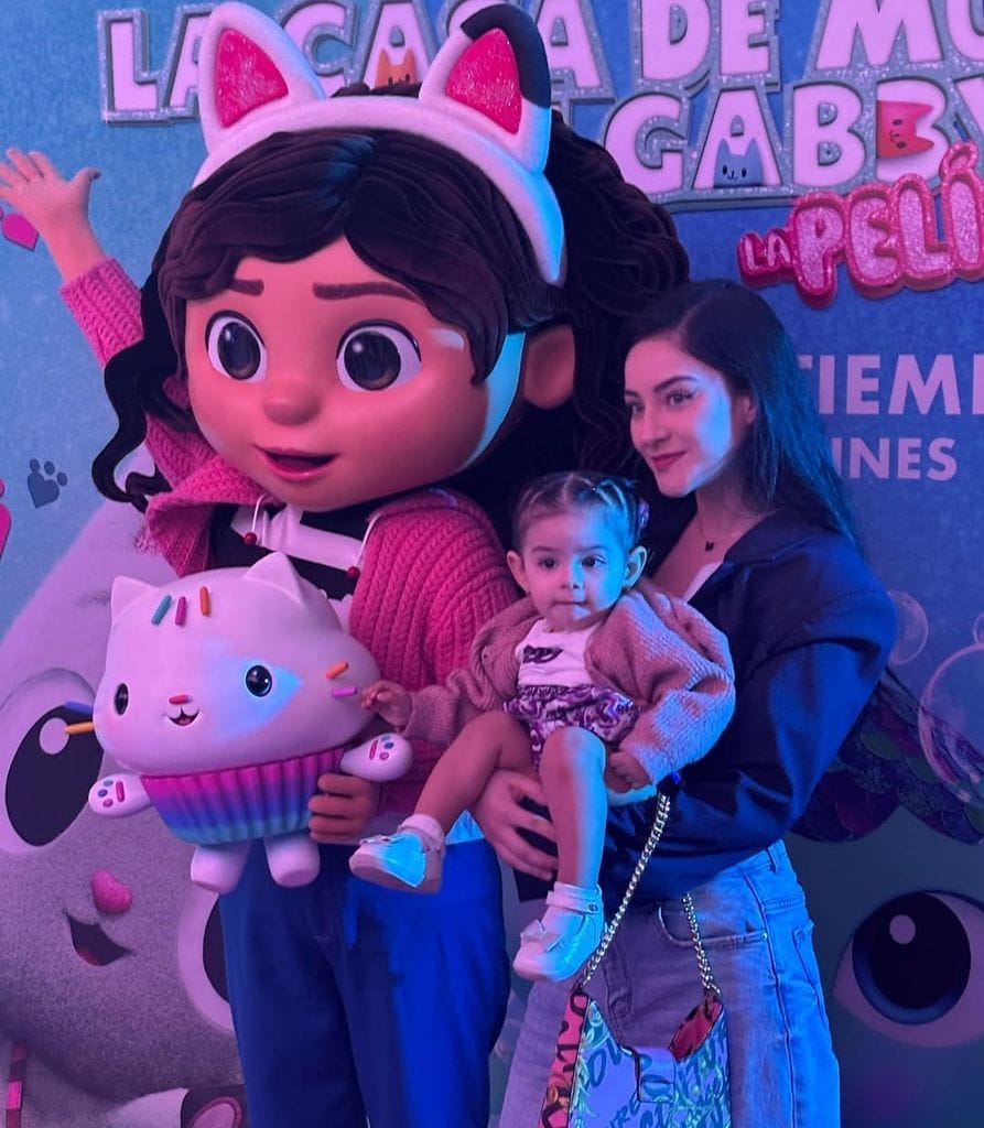 Tessa y su mamá en la premier de la cinta 'La casa de muñecas de Gabby'.