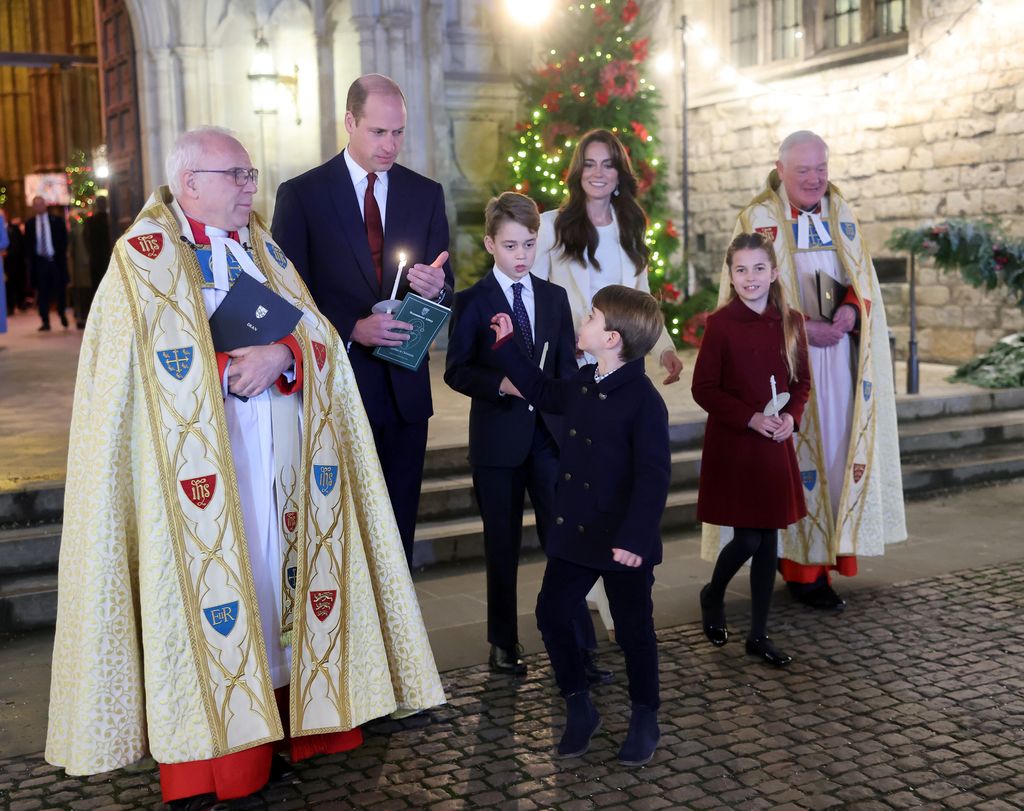 Plano entero de la Familia real inglesa en un evento navideño de villancicos