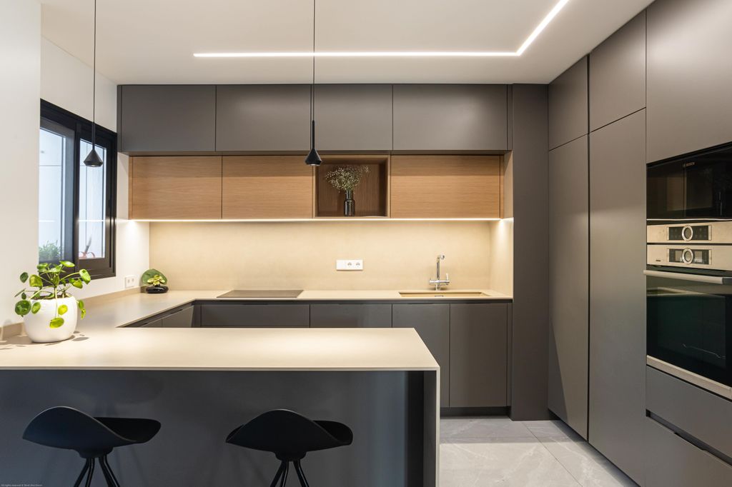 Cocina con muebles negros y península