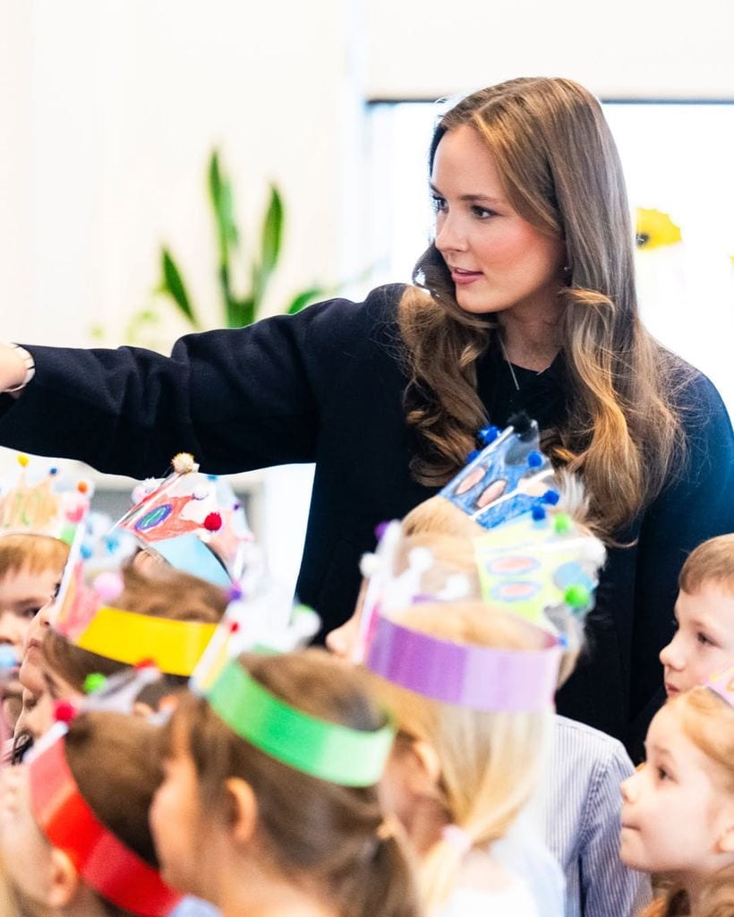 Ingrid de Noruega en una escuela del norte del país