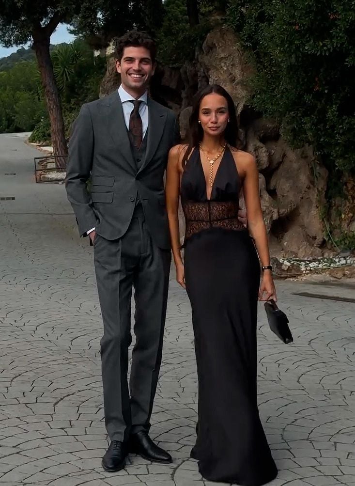 Blanca Arimany en una boda con vestido negro de encaje