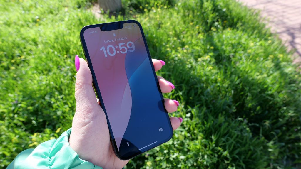 El iPhone 16e sostenido en una mano