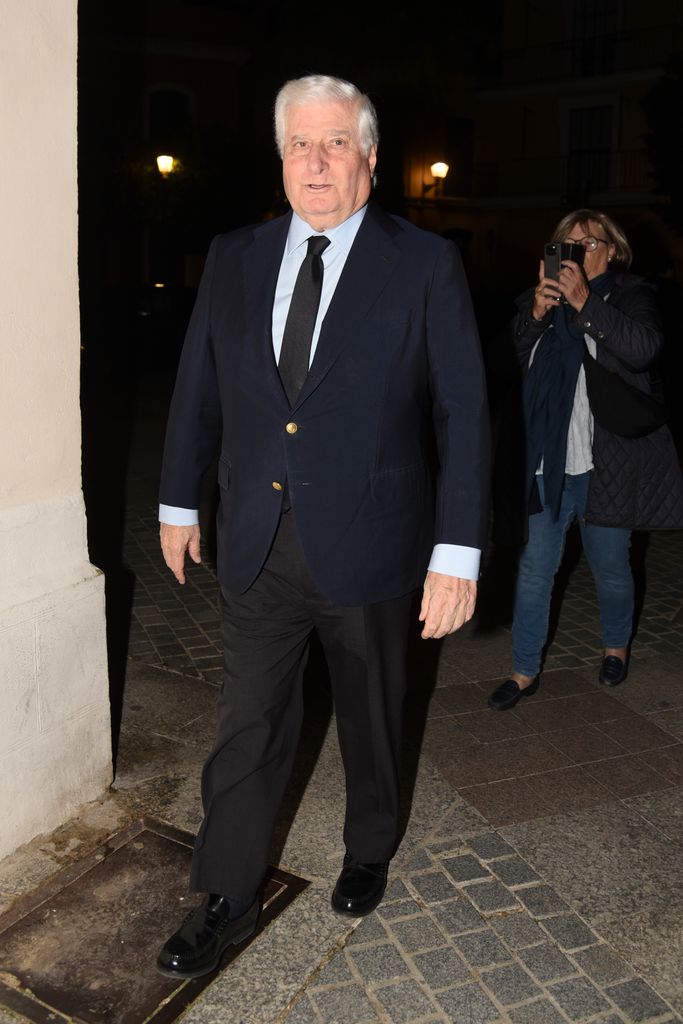 Plano entero de Carlos Fitz James Stuart llegando al evento