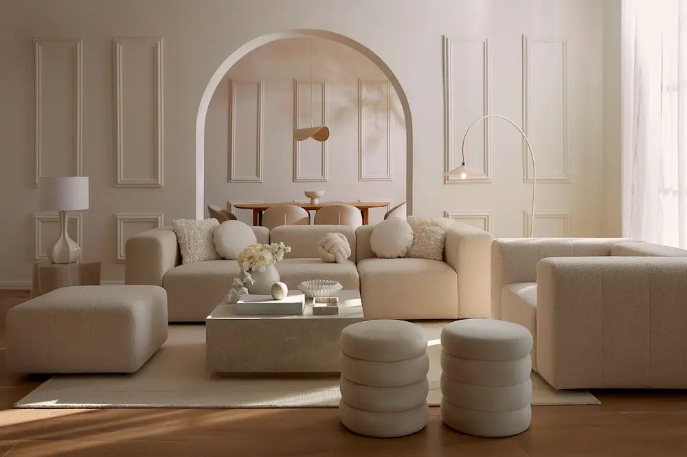 Salón decorado en tonos crudos