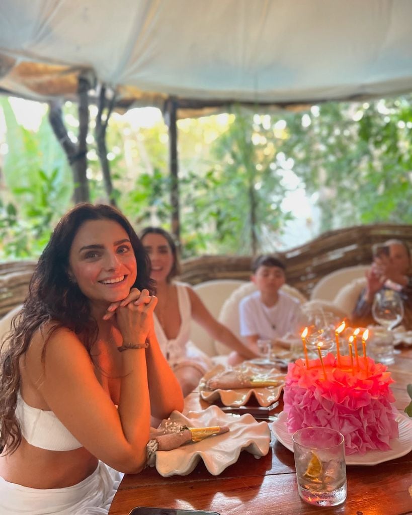 Aislinn Derbez apagó las velitas de su pastel