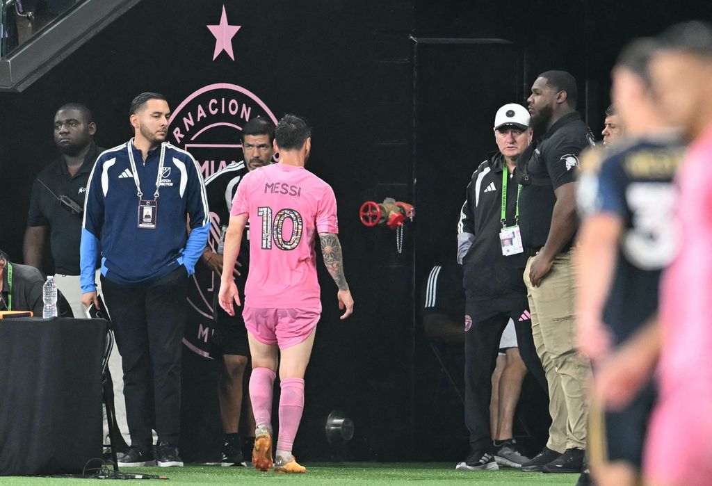 Lionel Messi pidió su cambio y salió del campo de juego.