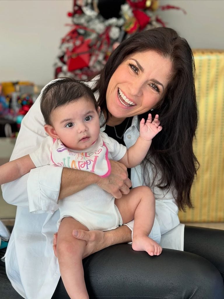 Alessandra Rosaldo junto a la pequeña Tessa.
