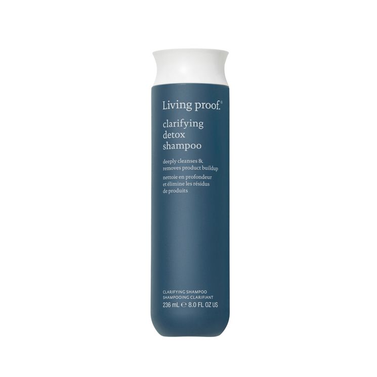 Clarifying Detox Shampoo, de Living proof (34 euros). Una fórmula a base de un polímero magnético que atrapa la suciedad; un agente quelante natural que elimina residuos pesados; mezcla sueve detensio activos para combatir la polución; y carbón activo con acción detoxificante.