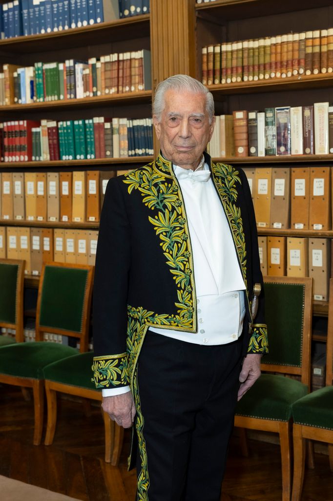 PARIS, FRANCE - FEBRUARY 09: Mario Vargas Llosa Enters The French Academy at the Institut De France on February 09, 2023 in Paris, France  (Photo by Luc Castel/GettyImages)