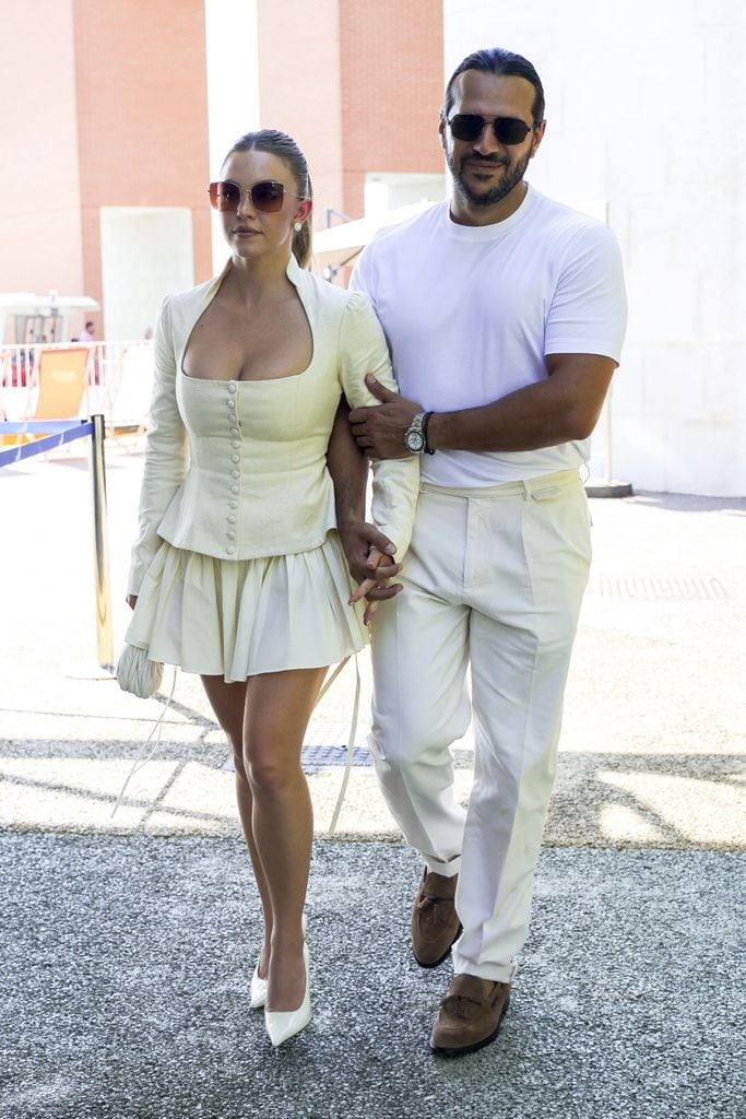 Sydney Sweeney y su prometido Jonathan Davino fueron vistos saliendo de Venecia de la mano, mostrando su estilo coordinado.
