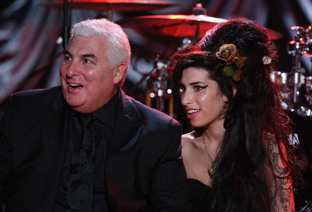 Amy y su padre esperando noticias de las nominaciones de los Grammy en Londres en el año 2008