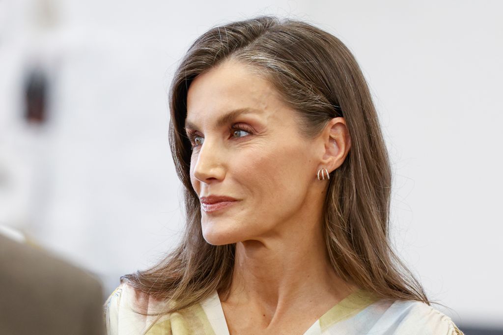 La reina Letizia durante el recorrido por el taller de Adolfo Domínguez