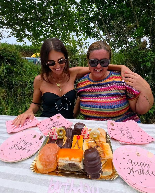 Paula Echevarría sopla las velas con una amiga