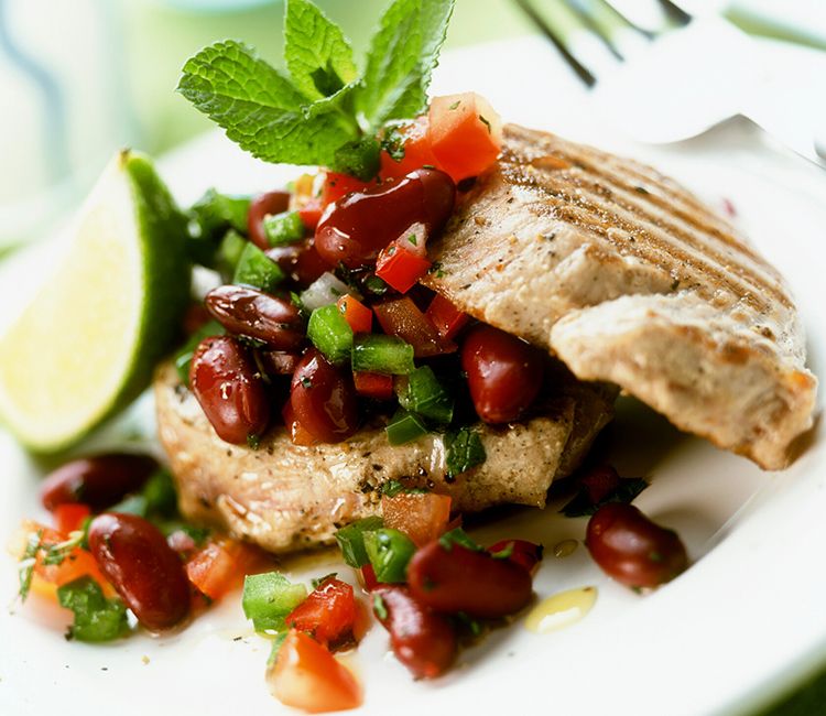 Atún a la parrilla con ensalada de alubias rojas