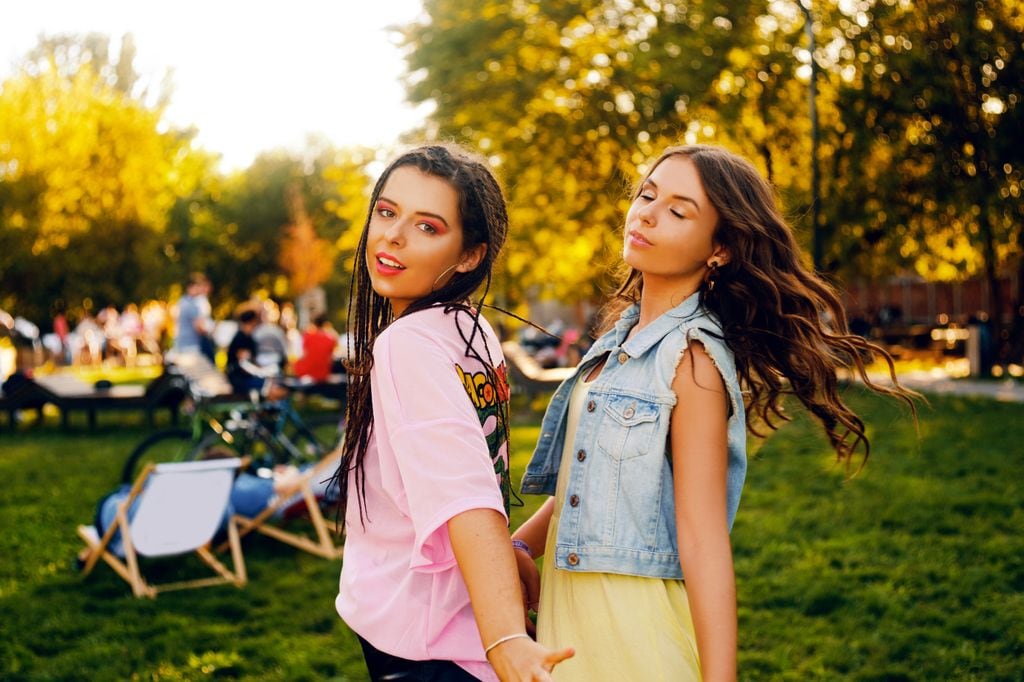 Adolescentes en un festival al aire libre