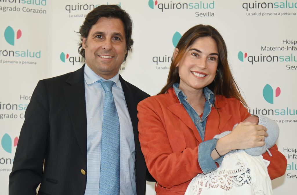 Francisco Rivera y Lourdes Montes con su hijo pequeño