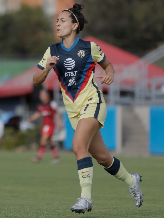 Fer Piña combina el fútbol con prácticas como yoga y pilates. 