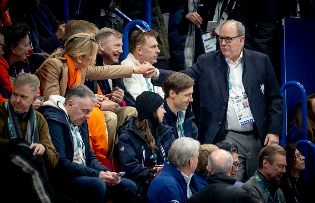 Alberto de Mónaco saluda a los reyes Guillermo y Máxima de Holanda a su llegada a la competición