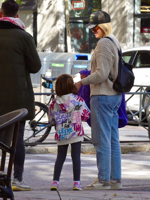 Adriana Abenia, muy cariñosa con su pequeña Luna 