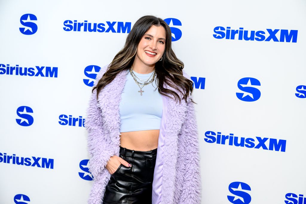 Camila Ramon en su visita a los estudios de SiriusXM Studios en marzo de 2025 en Nueva York.