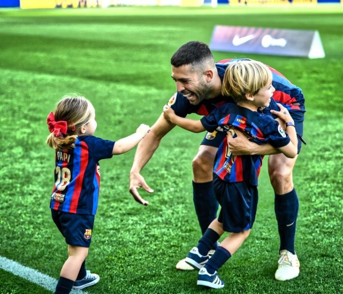 Jordi Alba con sus hijos en su homenaje en el Camp Nou