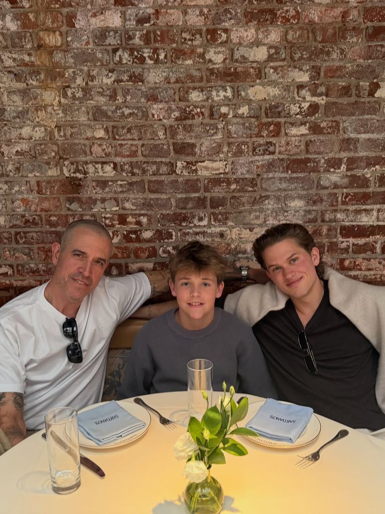 Deacon con su hermano pequeño y Jim Toth