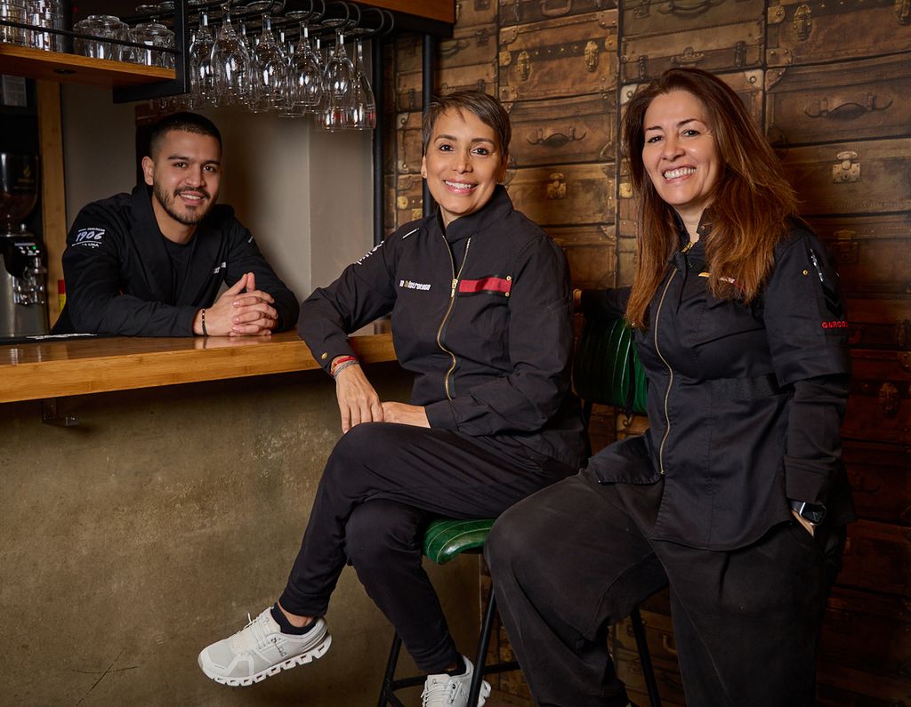 Las fundadoras de La Bistroteca, Vanessa San José (dcha) y Alexandra Galvis, junto a Luis Galvis, al frente de la sala. 