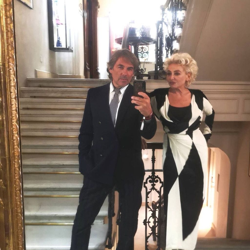 Hubertus Hohenlohe con su mujer, Simona Gandolfi.