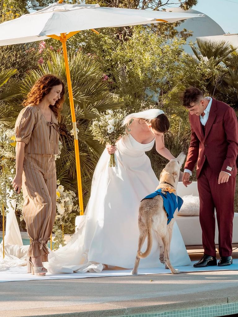 El perro de la pareja, Kaos, fue el encargado de llevar los anillos