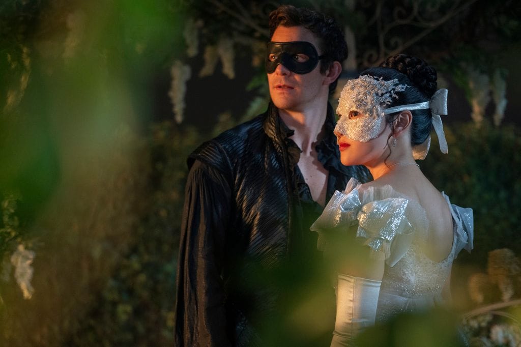 Luke Thompson y Yerin Ha como Benedict Bridgerton y Sophie Baek en la cuarta temporada de 'Los Bridgerton'