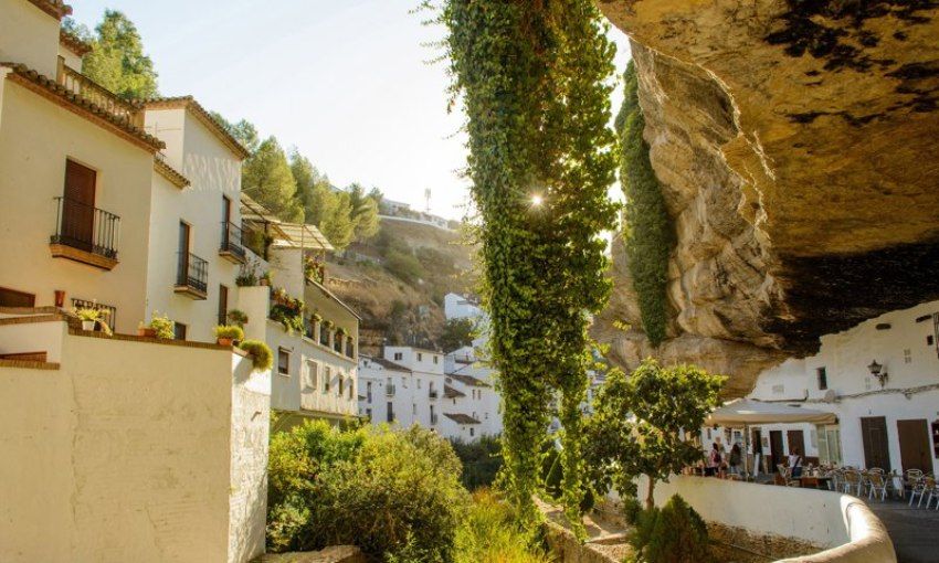 Cuevas del Sol y de la Sombra separadas por el tajo del río Guadalporcún.